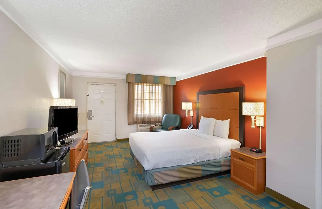 La Quinta Inn By Wyndham Phoenix Sky Harbor Airport-1